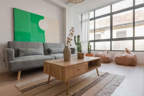 Peaceful & bright apartment with patio - Center